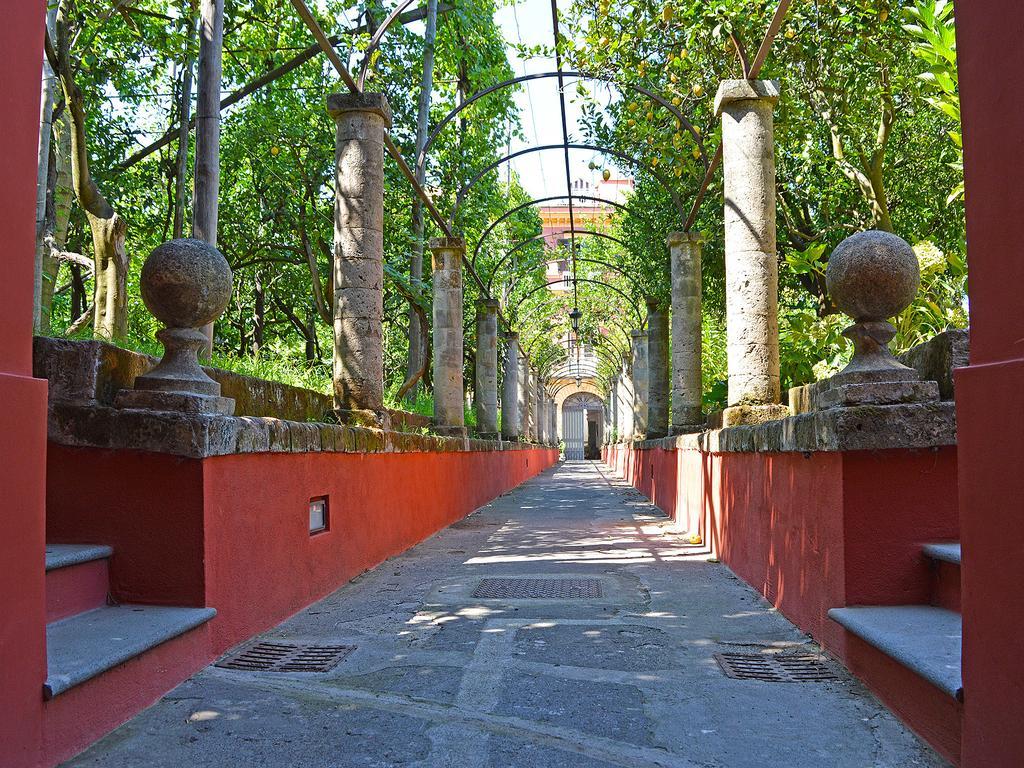 Отель The Secret Garden Relais Пьяно-ди-Сорренто Экстерьер фото
