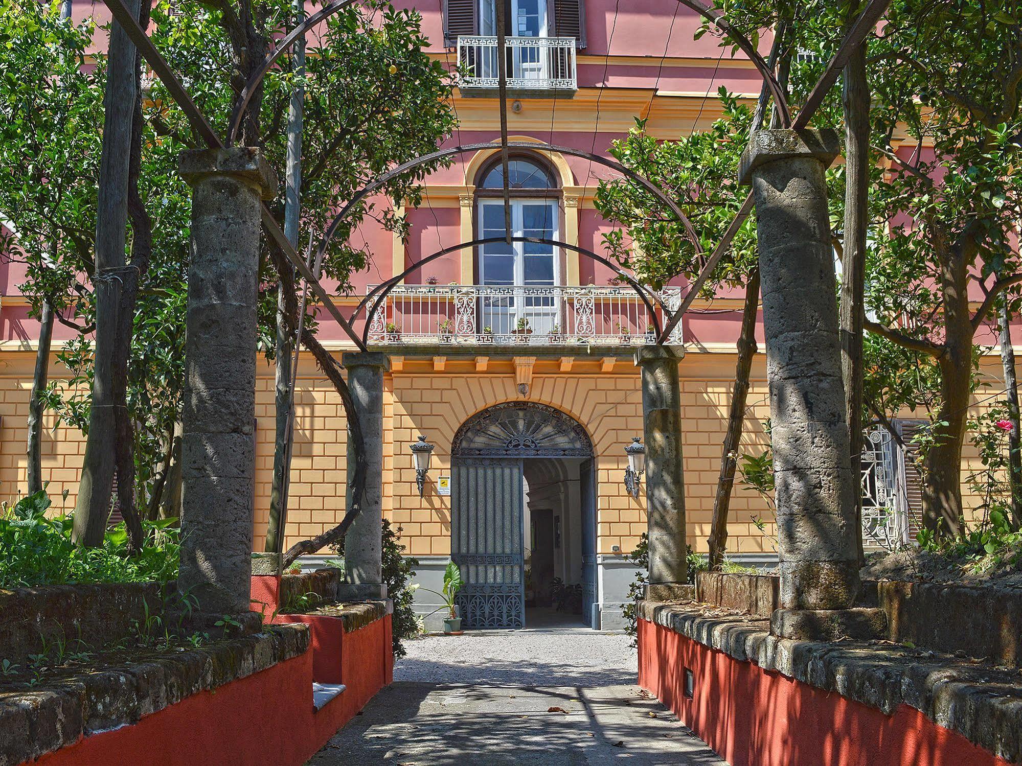 Отель The Secret Garden Relais Пьяно-ди-Сорренто Экстерьер фото